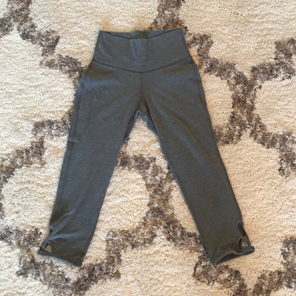 Gray workout leggings crop